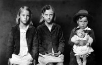 http://www.bernalespacio.com/files/gimgs/th-47_Mike Disfarmer Untitled, (two girls sitting, boy standing holding a baby), 1939-46.jpg